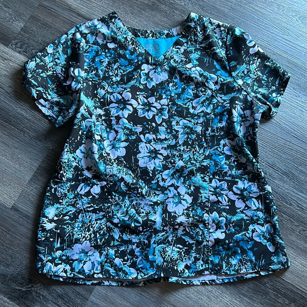 LIKE NEW BARCO SCRUB TOP